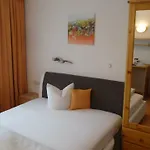 Klausnerhof Garni Отель Зеефельд в Тироле